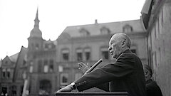 Konrad Adenauer während einer Wahlkampfrede