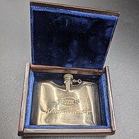Mit blauem Samt ausgeschlagene Schatulle, darin ein goldenes Fl&auml;schchen mit Parf&uuml;m der Marke 4711