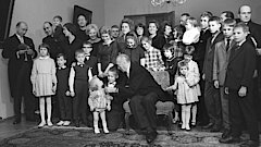 Konrad Adenauer sitzend, umgeben von zahlreichen Familienmitgliedern