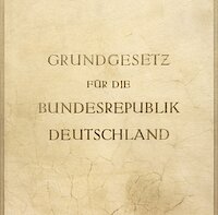 Faksimile der Urschrift des Grundgesetzes. Ein in helles Leder eingebundenes Buch mit goldener Prägung.
