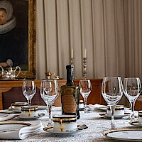 Ein festlich gedeckter Tisch mit Spitzentischdecke in Adenauers Haus
