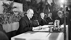 Konrad Adenauer unterzeichnet des Grundgesetz