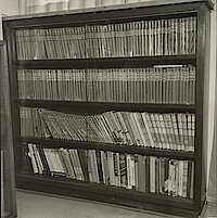 Schwarz-Weiß-Fotografie des Bücherregals von Adenauer mit Krimis