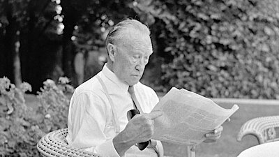 Konrad Adenauer, Zeitung lesend in einem Gartenstuhl