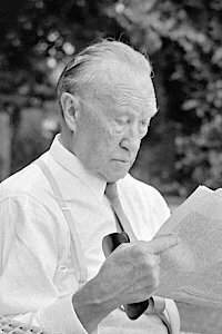 Konrad Adenauer, Zeitung lesend in einem Gartenstuhl