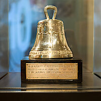 Freiheitsglocke von Berlin in einer Vitrine