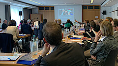 31. Rhöndorfer Gespräch Teilnehmer blicken im Konferenzraum auf eine Leinwand