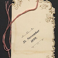 Vorderseite der Tanzkarte von Emma: Darauf steht "21. November 1899", ein Stift ist an einer blassroten Schnur befestigt.