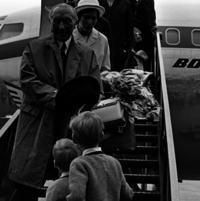 Adenauer steigt aus dem Flugzeug und wird von Kindern begrüßt