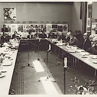Blick in den Konferenzraum mit Gästen der Tagung