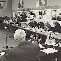 Blick in den Tagungsraum beim Rhöndorfer Gespräch 1980: Der Historiker und Adenauer-Biograph Hans-Peter Schwarz am Rednerpult